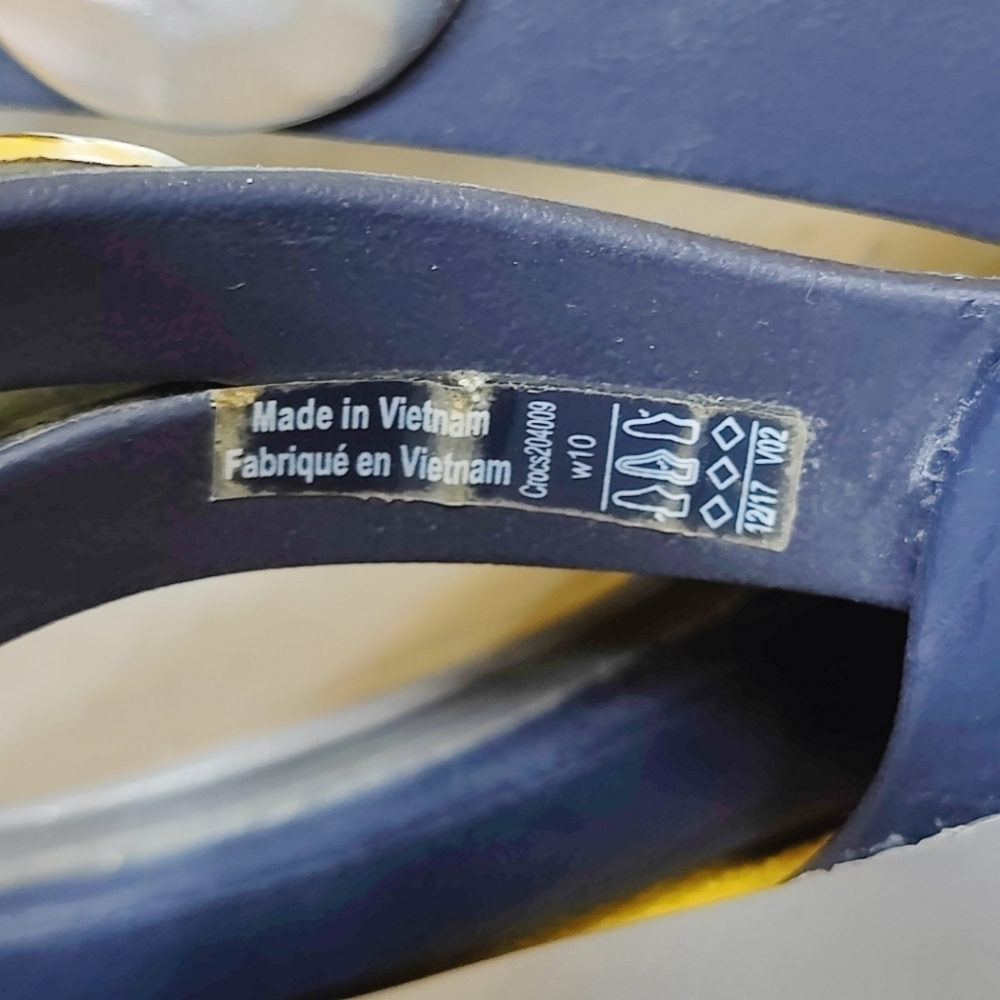 CROCS Sanrah Silver Hammered Medallion Navy Wedge Thong FlipFlop Sandal Women 10 - Picture 9 of 9